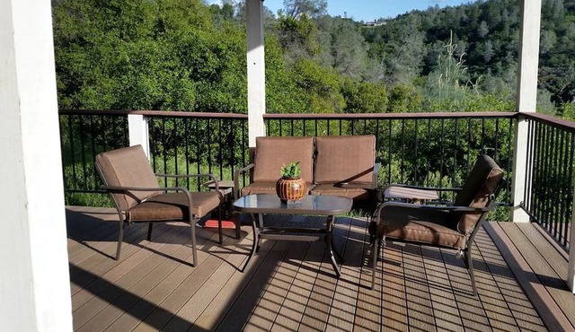 Comfortable Upper Floor Mountain Getaway in Penn Valley, California