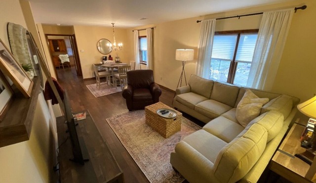 Comfortable welcoming retreat 1 mile from Highmark Stadium. in Orchard Park