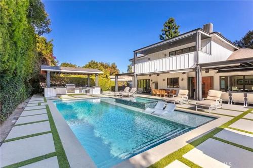 Contemporary Elegance sleeps 16 pool hot tub