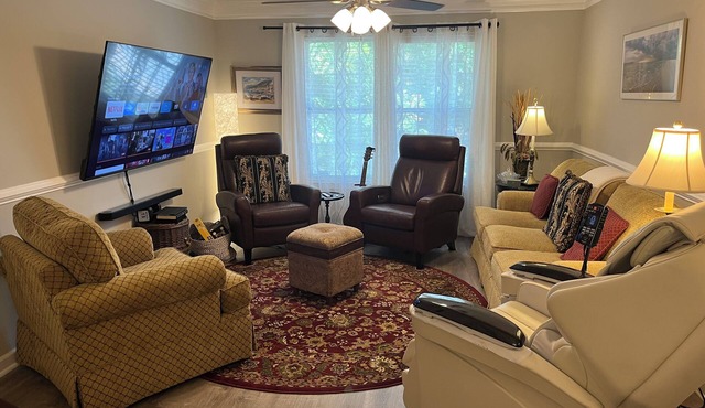 Convenient 3 bed 2 bath condo near Memorial Park, Five-points, & UGA in Athens in Athens