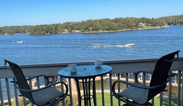 Corner SML Waterfront Penthouse Condo-King Beds in Moneta