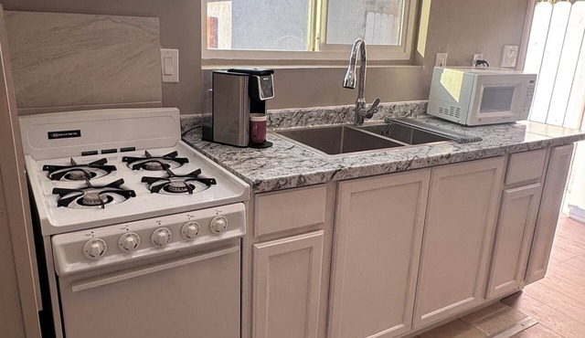 Cozy 1-bedroom studio in superb Palmdale with AC