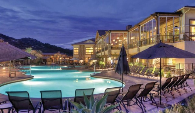 Cozy 2-bedroom resort in amazing Escondido with Fitness Room, WiFi & Golf