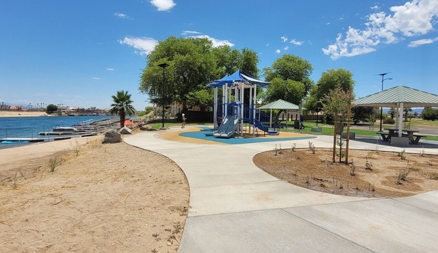 Cozy 3-bedroom river house in Historic City of Needles, 50 steps to Beach/River