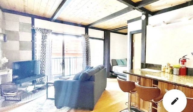 Cozy Mountain Getaway, ,pool+spa, full kitchen, walk or easy shuttle to lift