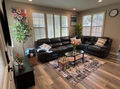 Cozy n quiet home next to GP Ice Rink for a family