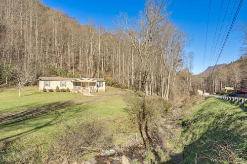 Creekside Haven w/Fire Pit Near Nantahala River in Topton