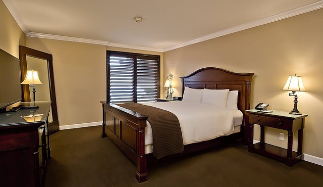 Cupertino Hotel, Fireplace Parlor King, Free Breakfast, Onsite Pool!