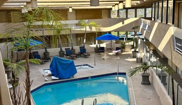 Deluxe King Room with Balcony, Free Breakfast and Parking Near Seal Beach Pier