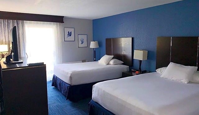 Deluxe Two Queen Room with Balcony, Free Breakfast and Parking Near the Pier