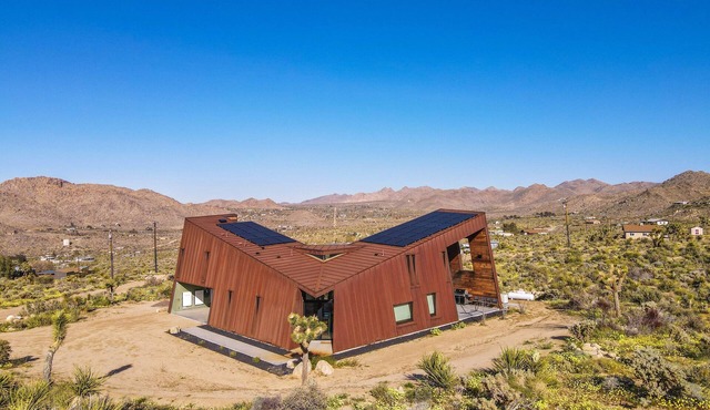 Desert stunner in Joshua Tree with mountain view - near town & park entrance