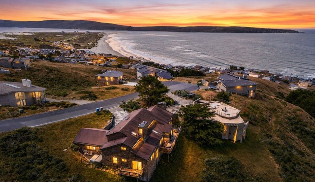 Dillon Beach 5-Star! Pup OK! Near Beach, Hot Tub~Game Room~Northern Lights