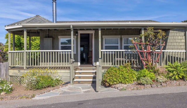 Dog-Friendly Beach Cottage | BBQ+Patio+King Bed