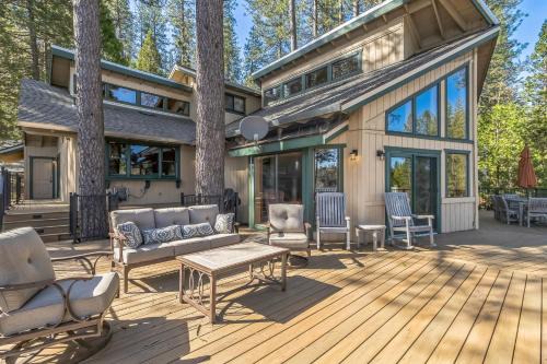 Dos Pinos Spacious Lakefront Cabin with Game Room