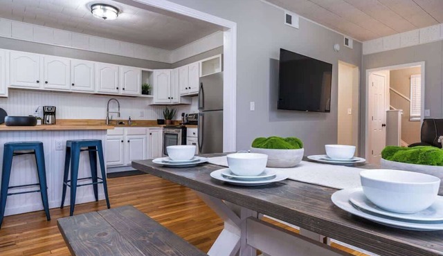 Downtown Delight I 4 BR & 2 BA I Sleeps 16 in Lansing