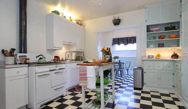 Downtown Retro Bungalow Dog Friendly