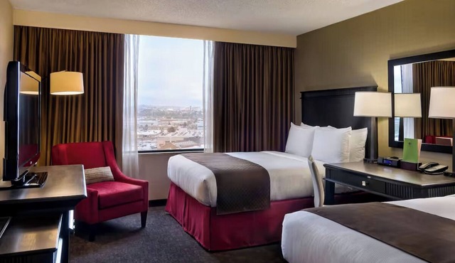 Downtown Stay Near Union Station Hub: Seamless Access to LA Transit l 2 Rooms