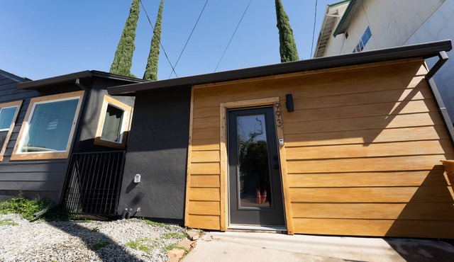 Downtown studio + backyard by bike trail + river + coffee bar