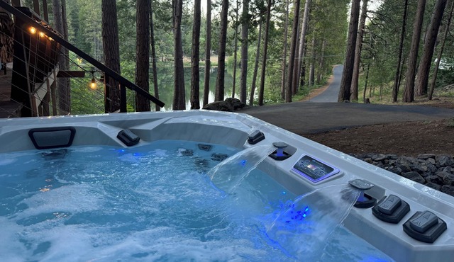 Dreamy Lake Front Lake Mont Cabin! AC & HotTub!