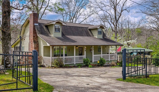 Drop A Line – Riverfront Relaxation on Little Riverer in Mentone