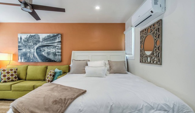 East Village Long Beach ✮ Furnished Studio Apartment ✮ WiFi ✮ King Bed