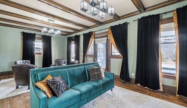 Emerald Square I 4 King Beds I 3 Bath I Loft Area in Lansing