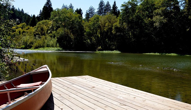 Eric's Landing ~ Riverfront, Fun with Friends Getaway! Dog Friendly!