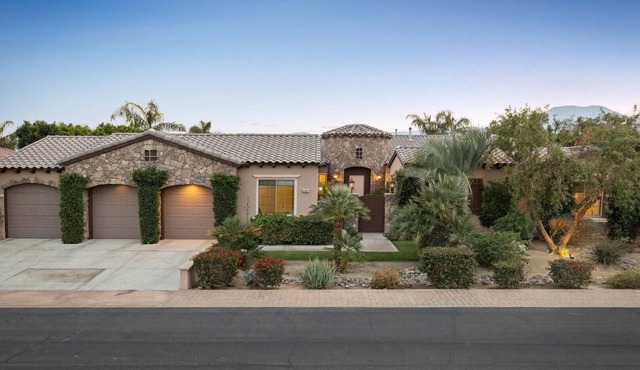 Esmeralda, Luxury Home with Pool and Spa