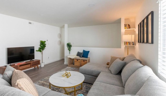 Exceptional DT Alhambra Condo 3BR/2BA with King size bed +EV Charger