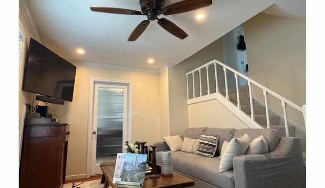 Executive Style Home w/Sun Deck & Pull Out Couch