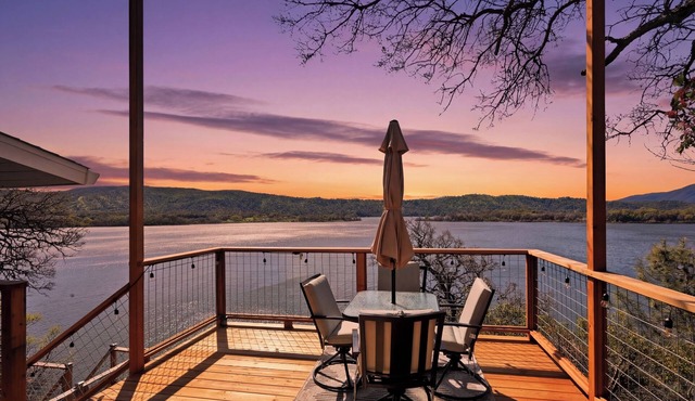 Fabulous 4-bedroom house with breathtaking view in Clearlake Oaks