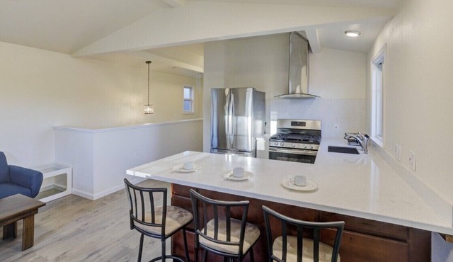 Fabulous and easy commute for group 6br4ba 3Houses w free parking =1price