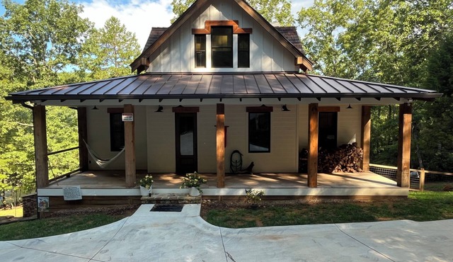 Fall Discount! 7 BR Luxury River home, hot tub, kayak, game room, fire pit in Demorest