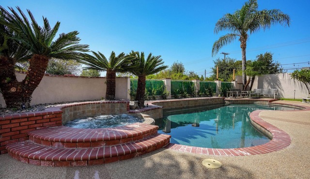 Family Friendly Beautiful Decorated Pool Home
