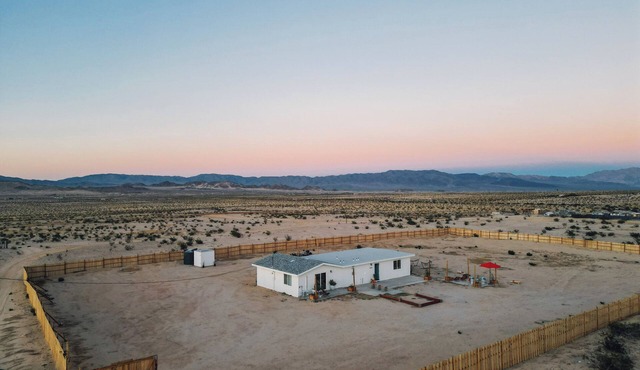 Five private acres where dark skies, soaking tubs, unforgettable sunsets, and the Milky Way create the kind of desert nights you'll remember long after your trip ends.