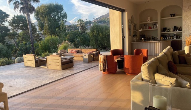 Gated Luxurious 6-bedroom villa with AC, in enchanting Malibu walk to the beach