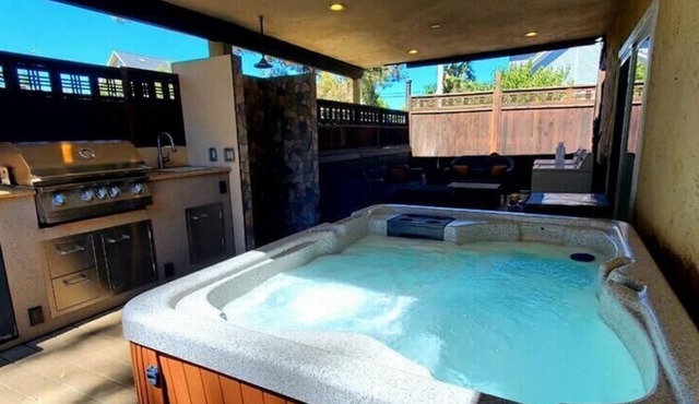 Golden Hill 2 bedroom with Hot Tub and Outdoor Shower! Stay for 30 days!