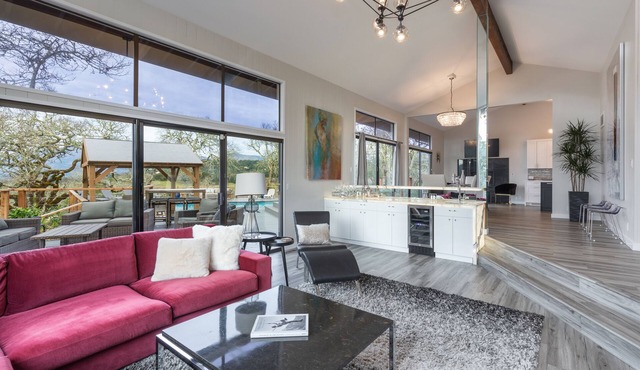 Gorgeous Vineyard Views, Large private home w/heated Pool & Hot Tub included!