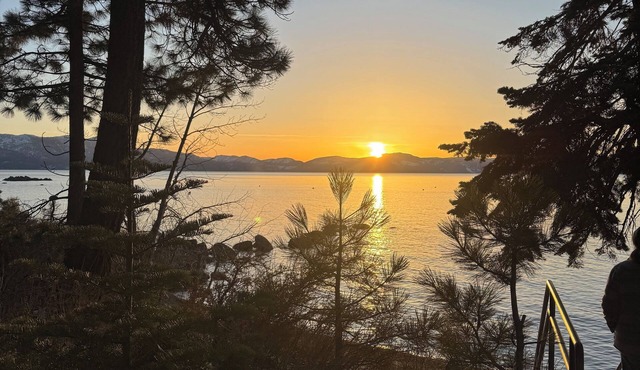 Great Lake Location, Kayak/SUP 1 min, Casinos 12 min, Skiing 14 min. Sleeps 6