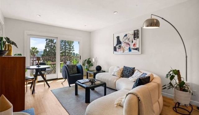Griffith Park steps away , charming & convenient