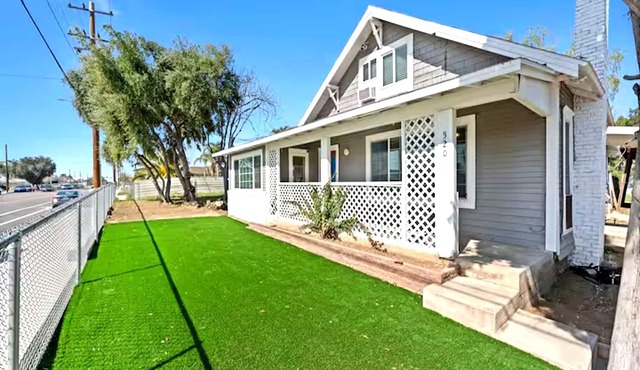 Guest Favorite Spacious Home w/huge Yard, Sleeps 15, Near Dining & Attractions