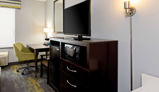 Hampton Inn & Suites Bakersfield/Hwy 58, CA