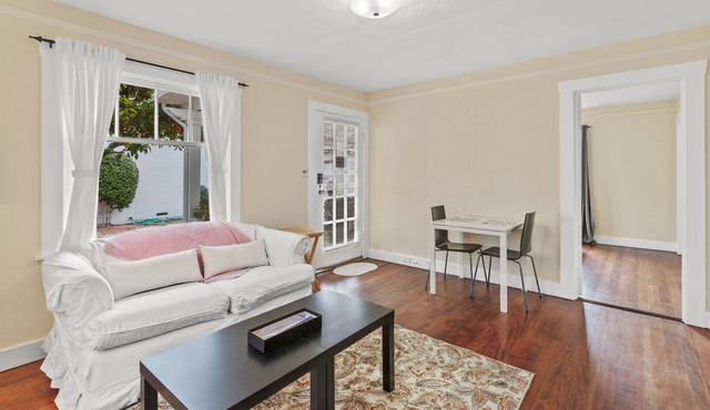 Heart of Palo Alto Cottage w Parking Near Stanford