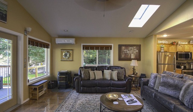 Hidden gem vacation home on Smith River! 15min from Ocean & Redwoods State Park!