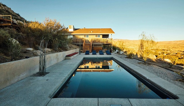High Desert Luxury Retreat-Stars, Sunsets, Pool & Hot Tub near Pappy & Harriet’s