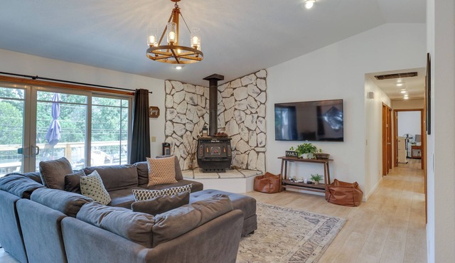 ‘Hiker’s Escape’ Home Near Beach, Golf & Yosemite
