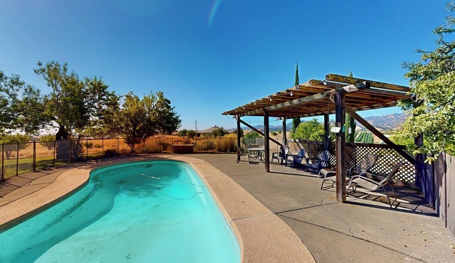 Hilltop Sierra-View Home: Ranchito Retreat w/Pool