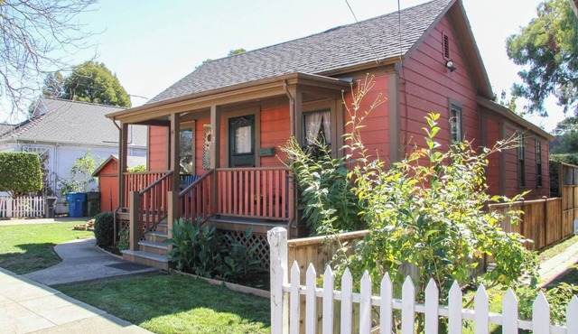 Historic Santa Rosa Cottage Hot Tub