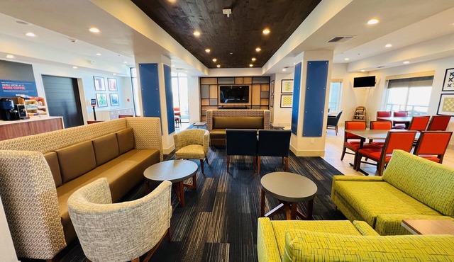 Holiday Inn Express & Suites Salinas by IHG