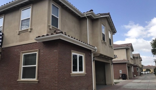 HUGE 3BR 2.5BA in prime location near Starbucks, restaurants, markets